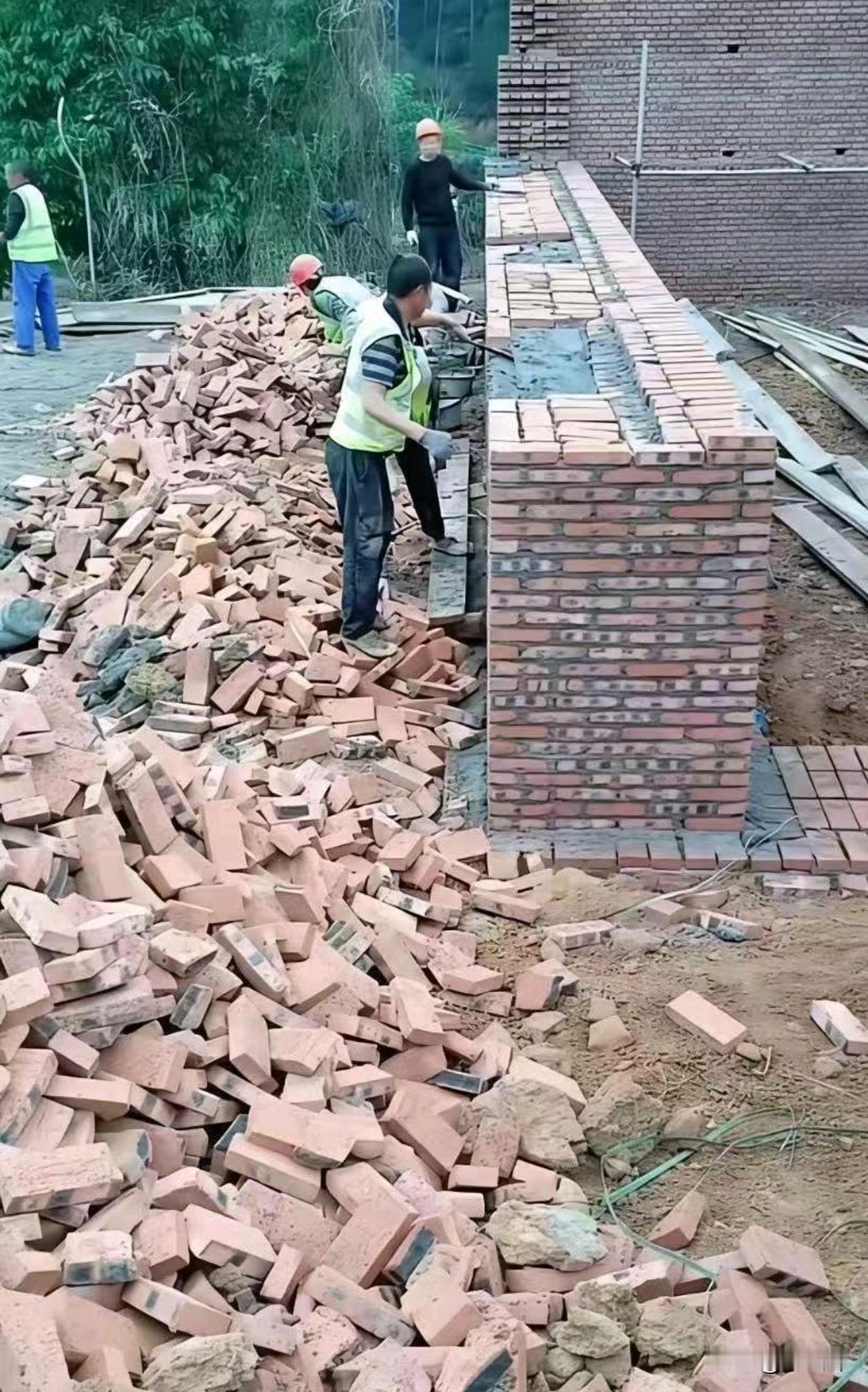 这么厚的墙，是要拿来防导弹吗？