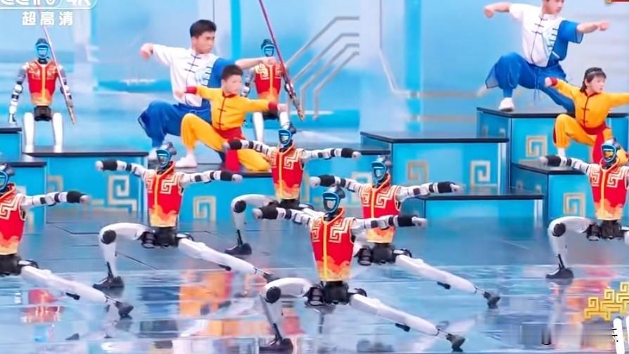 大年三十正在高一闺女陪我看春晚，看着看着她突然冒出一句：“妈，这世道要变天了。”