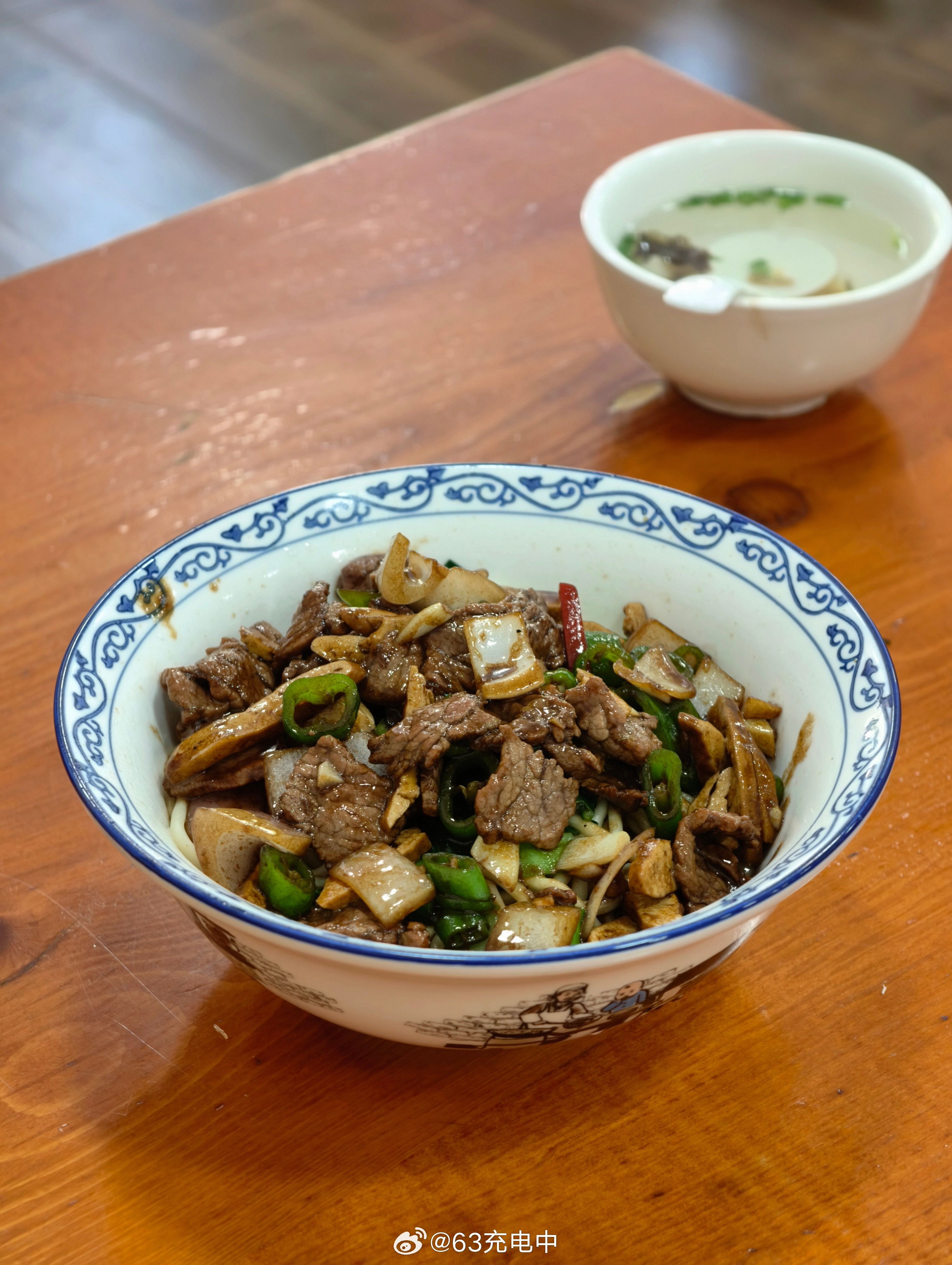 找了家桐庐当地开了很多年的面馆，两碗面加个荷包蛋59元。单看加个不便宜，但是