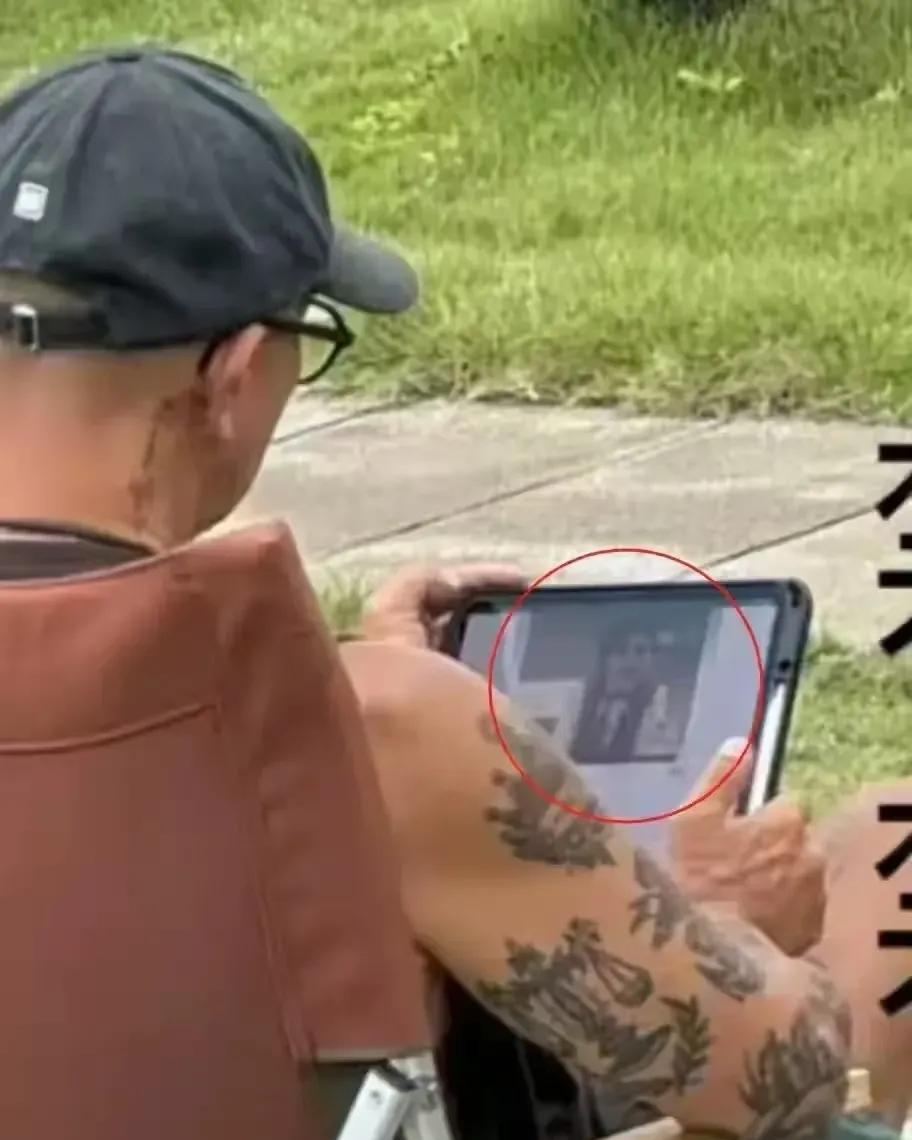太假了！感觉具俊晔像在做秀摆拍。死后的深情一文不值，整个24年只在湾湾陪了十几天