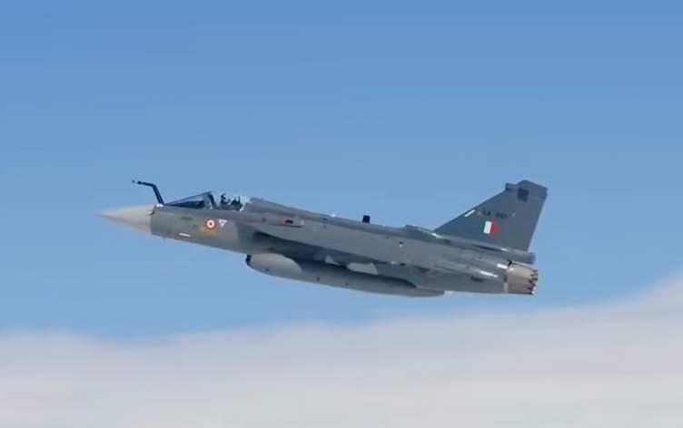 印度为何对光辉战机“迷之自信”？中国有歼11时，印度说“我们有光辉”；中国列装