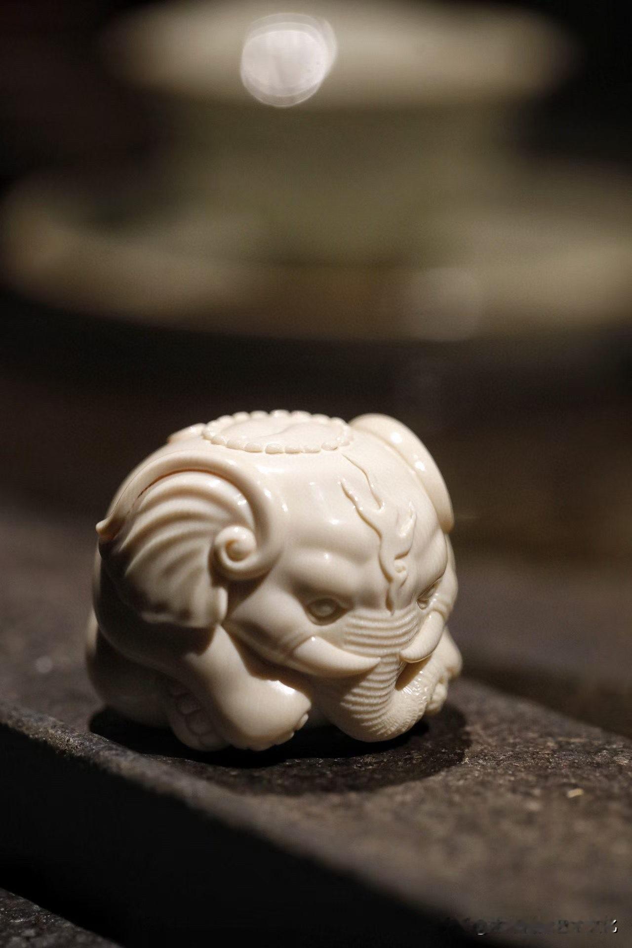 这只“喜象”，小，却很稳。猛犸的质地细腻温润，光不是亮出来的，是慢慢浮出来