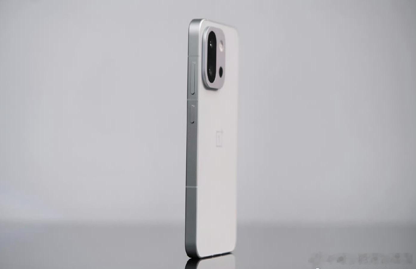 最近一年，如果说小屏体验的好机器，那一加13T绝对是我用的最久的，6260mAh