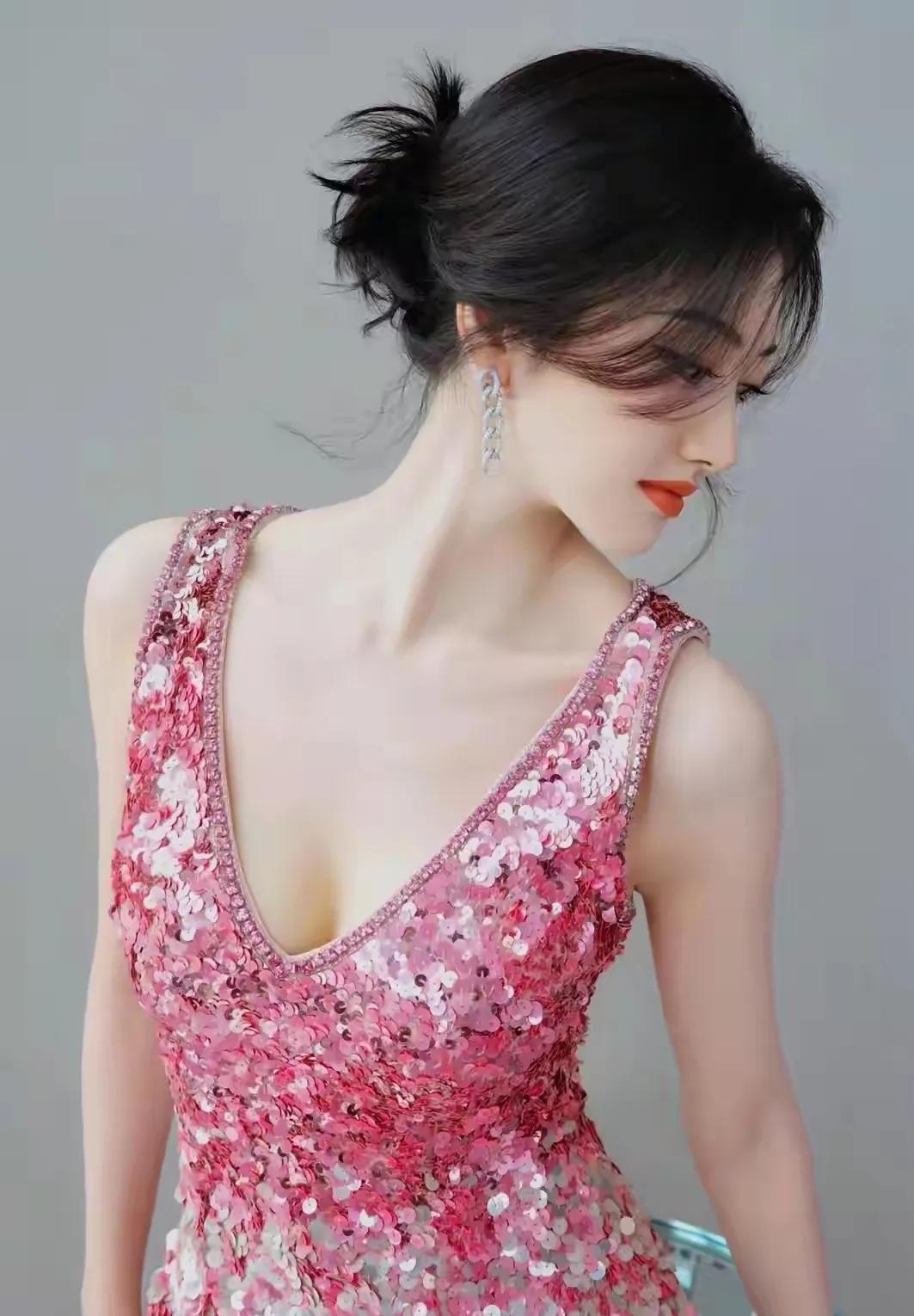 谁能扛得住景甜这一身粉色亮片裙啊❗满裙闪闪的亮片，温柔又华丽，V领设计恰到好处