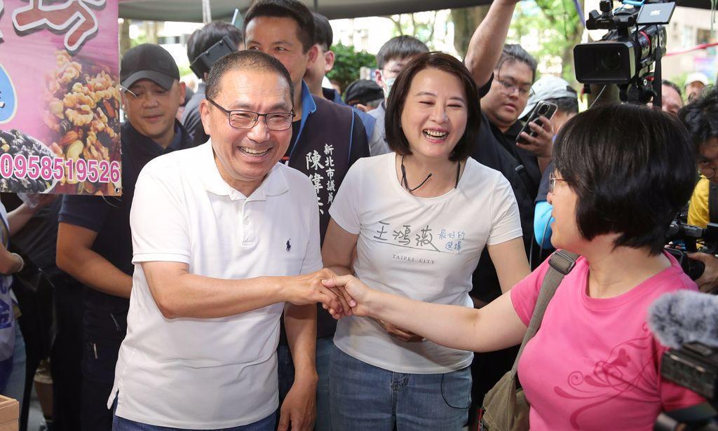 侯友宜陪王鸿薇扫街，喊话“公民踊跃投票”反罢免蓝营积极为不同意罢免拜票冲刺，新