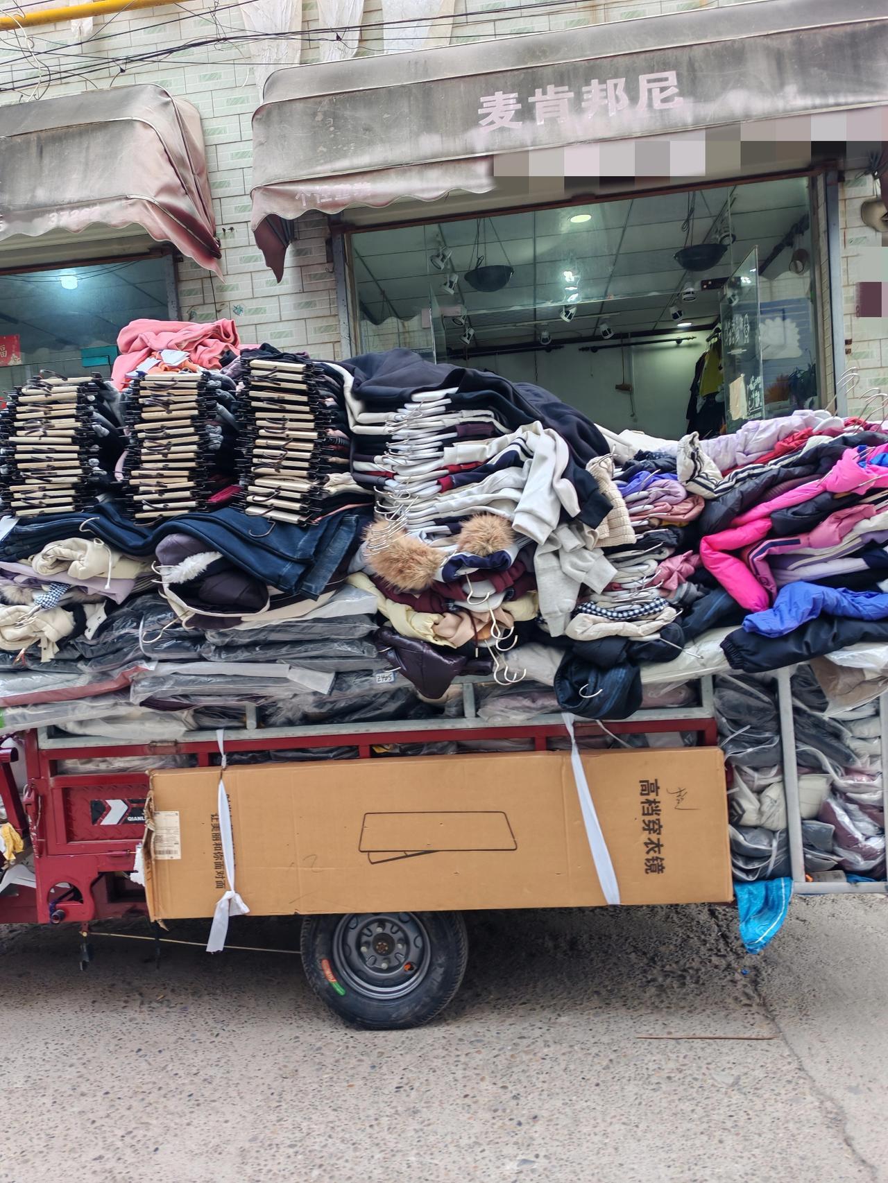 现在服装生意压力山大1月28日，坐标西安。这会儿下班我抄近道回家，发现君嫂的服