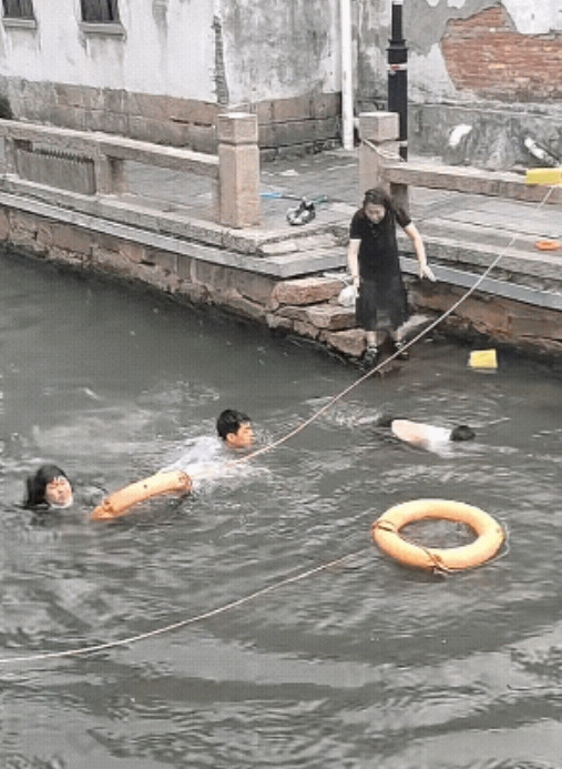 本来是一件值得表扬的事，可评论区却是一片骂声。事情是这样的，苏州平江路，有个