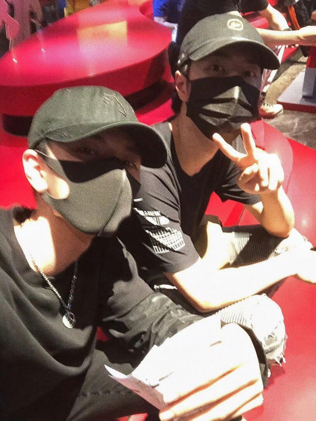 卧槽没见过的图是王一博和大哥一起去看电影欸