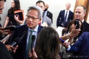 【黄仁勋忽然感叹：生意难做！遭遇前所未有的尴尬】近日，英伟达CEO黄仁勋接受