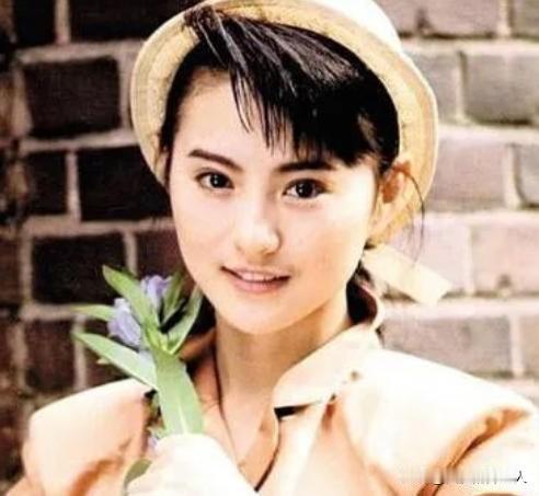 2007年，演员李赛凤趁着老公出差，就和身材魁梧的干儿子抱在了一起，没想到老公突