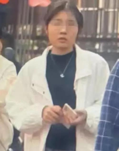 【23岁的姑娘，为观看晚上20点到24点的美景“蓝眼泪”？】“独自”一人经过无