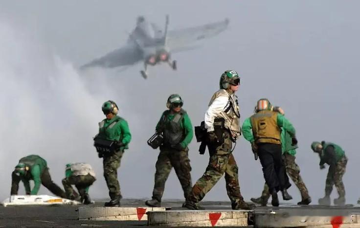 美军自曝家丑，以为成功击中胡塞导弹，没想到击毁的是自家大黄蜂！美军报告显示：美