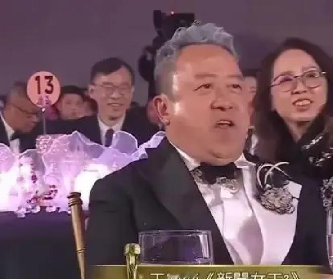 TVB颁奖夜，曾志伟还没走，儿媳王敏奕先捧走“最佳女配角”。同台竞争的胡定