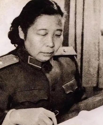 1935年，贺龙找到27岁的女部长李贞，开口第一句就是：长征路太苦，我给你找个伴