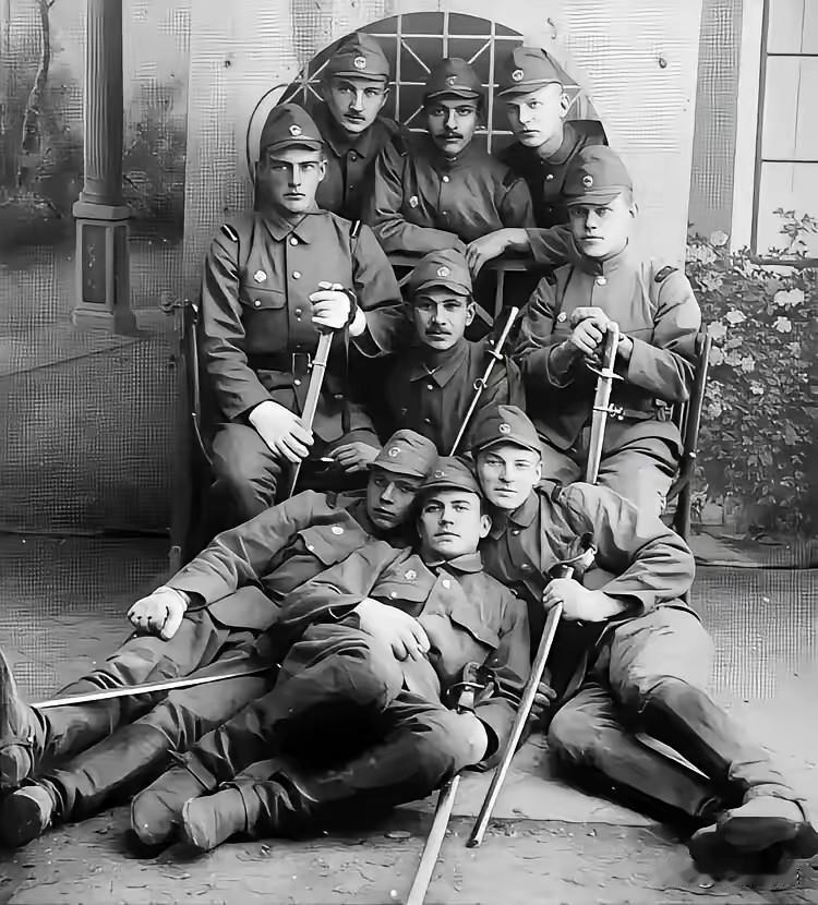 原来在日本鬼子的队伍中，也有白俄的面孔，这是以前从来没有听说过的事情，直到看到这