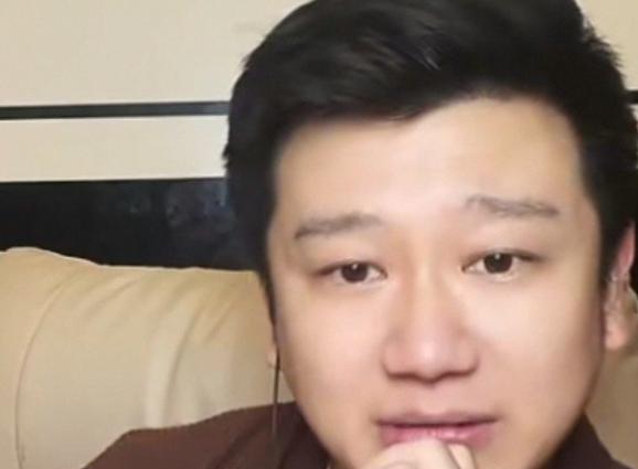 郭德纲把相声从ICU里背了出来，转身却被指着鼻子骂，说他要亲手再送回去。都说他