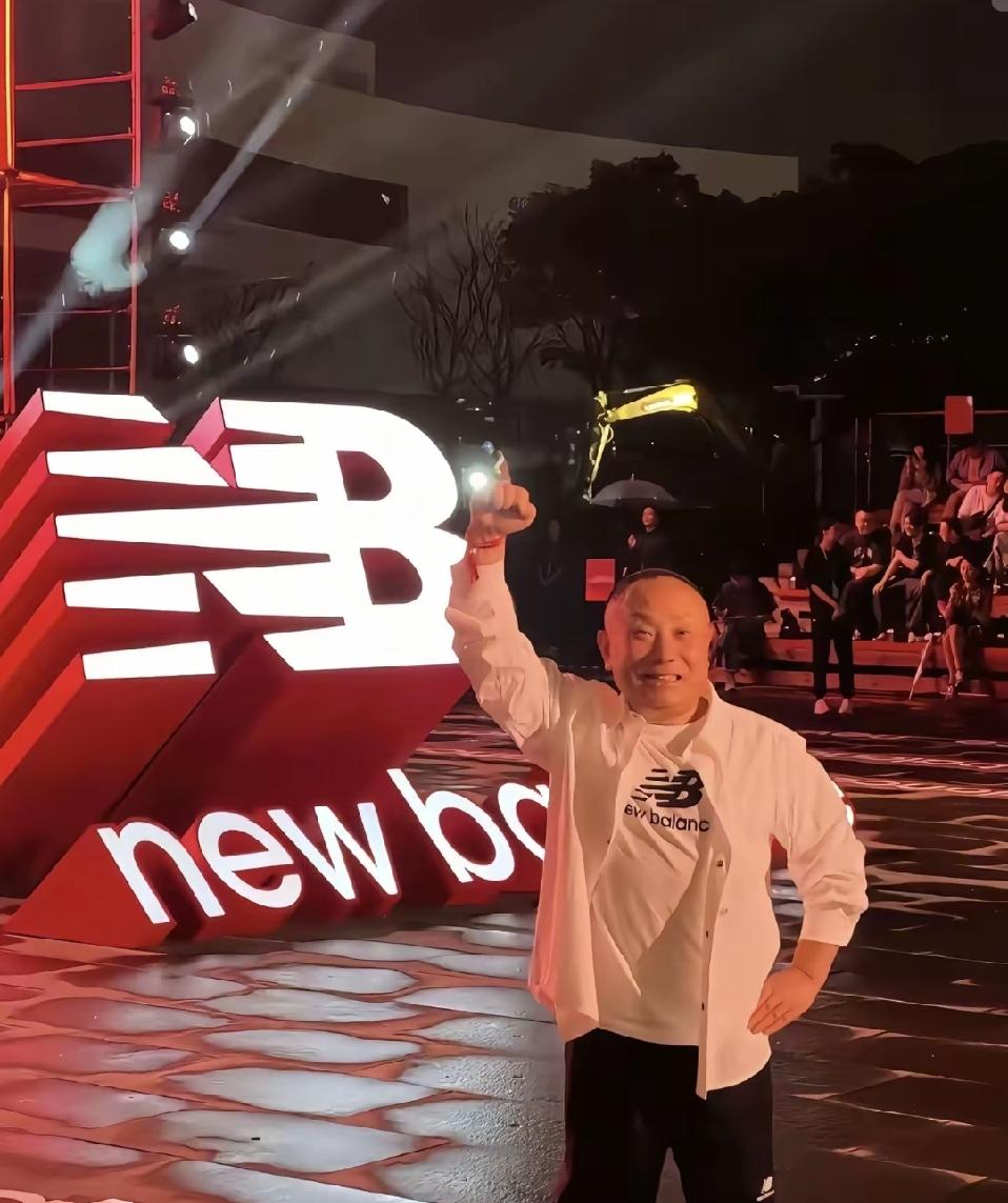 破防了！活了一辈子，到最后一刻还在为别人着想，从流水景观上方跳下去，因为怕砸到人
