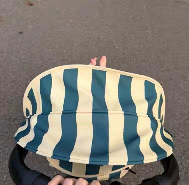 何穗晒带儿子外出散步画面十分温馨有爱，宝宝晃荡脚丫好可爱！