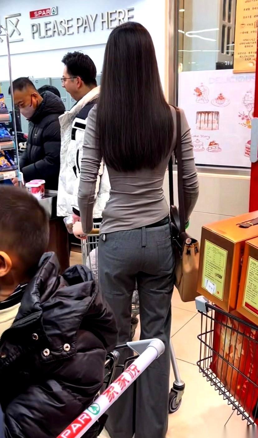 前面的车，死活不动了。喇叭按得手都麻了，没用。我伸头一看，好家伙，整条街的节奏