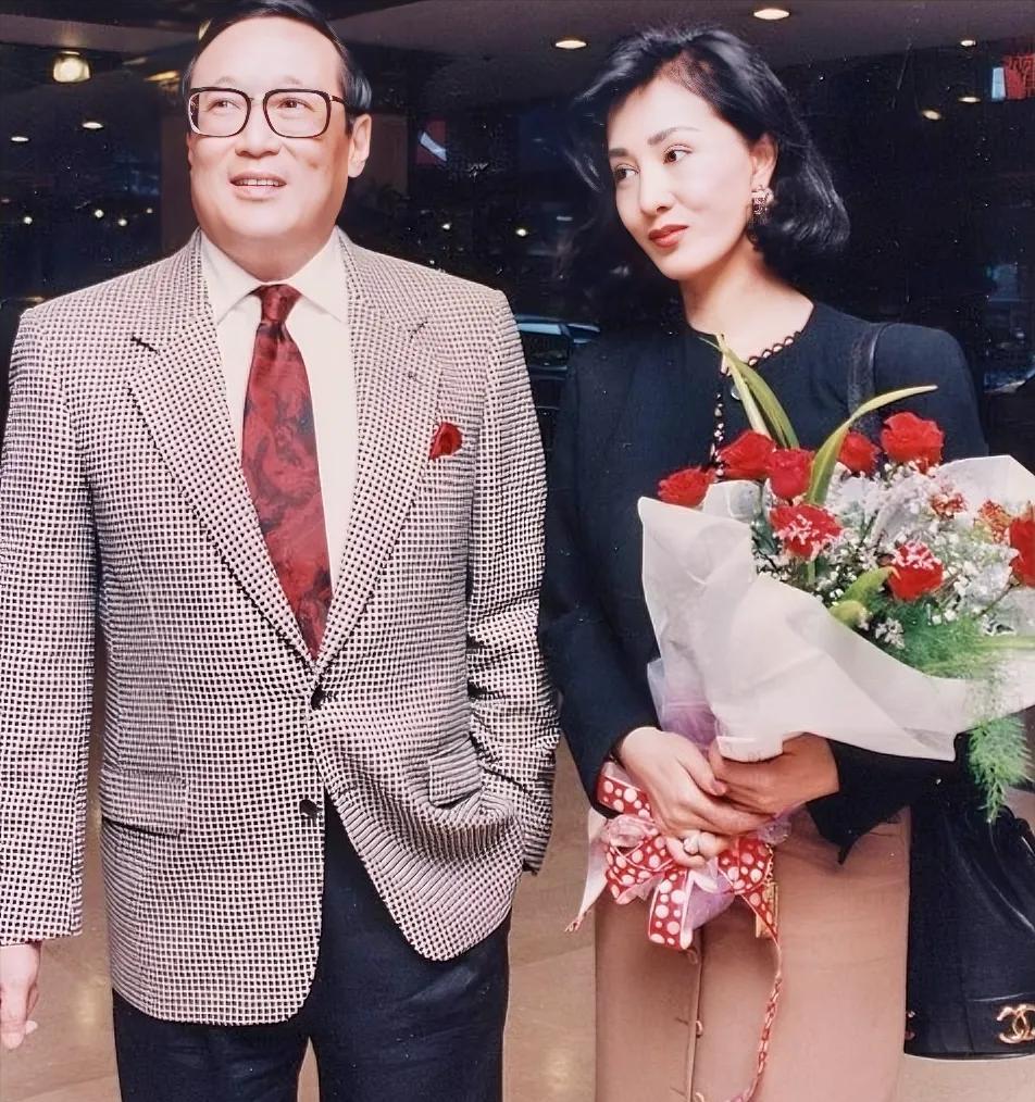 1995年，香港富豪赵世光甩出1000万，要妻子何莉莉签字离婚。何莉莉硬是没收，