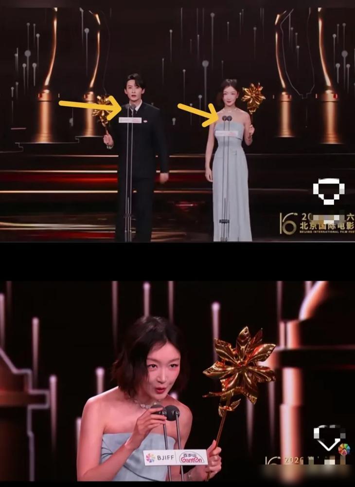 一个麦克风的高度，就让三金影后周冬雨，当众弯下了腰。旁边檀健次174的身高，