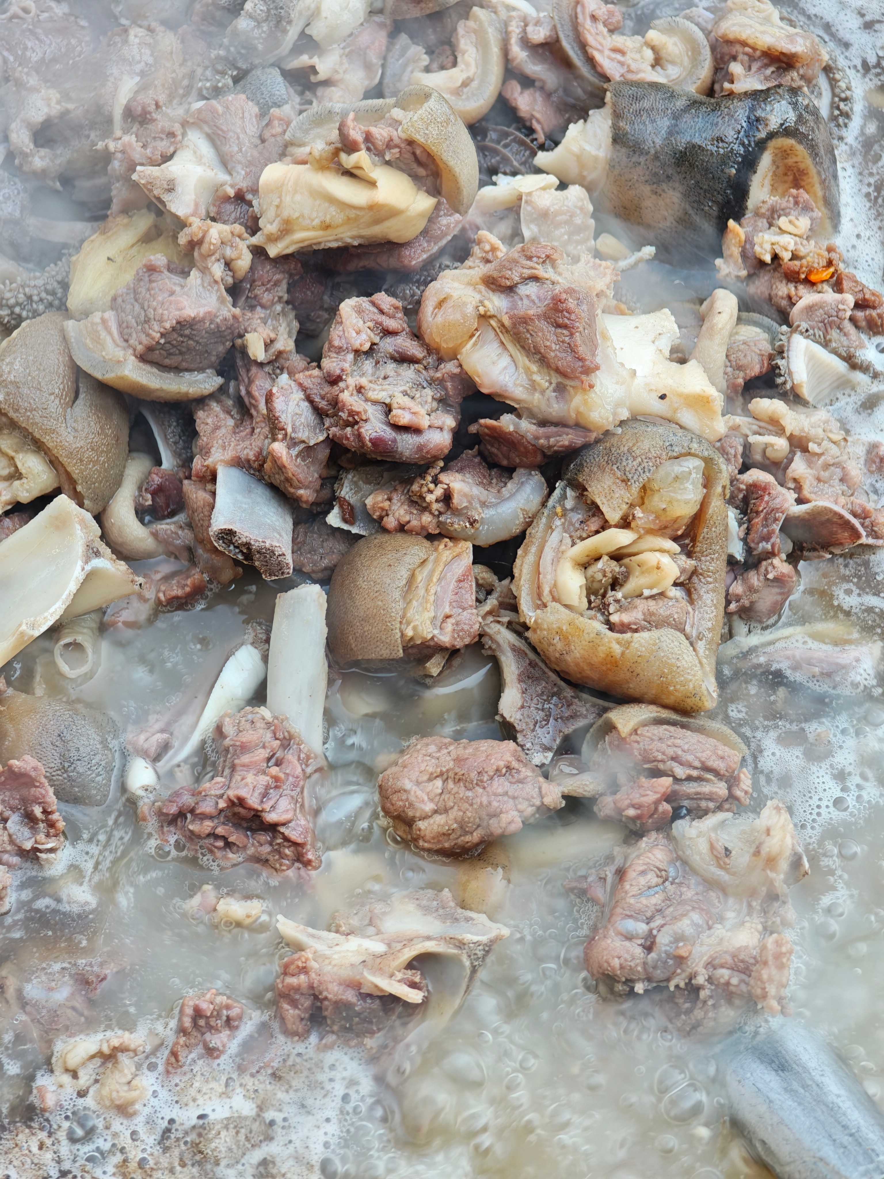 今天亲戚过生，吃大锅羊肉