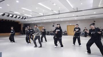 郭富城和王一博排舞的时候太低调，穿了和伴舞一样的衣服，实话实说，有那么一瞬间，真