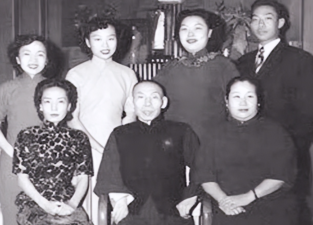1951年，杜月笙卧床不起，就在他临终前最后一天，他让女儿去银行取一个保险柜。家