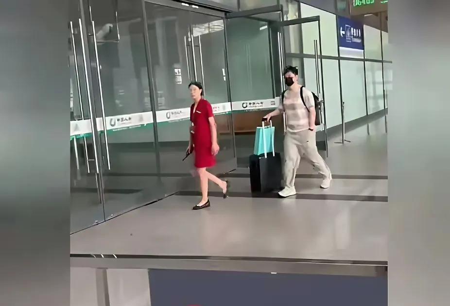 乒超后小胖独自乘坐高铁离开，还是来时那一身安踏，精神利落，背着双肩背包，拖着行李