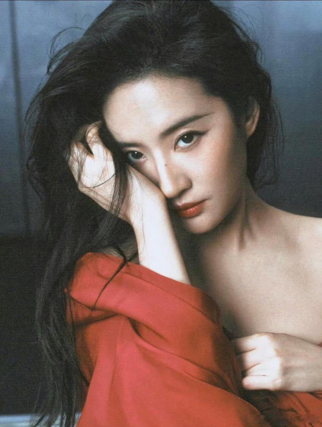 刘亦菲是那种“随便往镜头前一站，就能让光影都为她偏头”的好看，连指尖搭在绸布上的