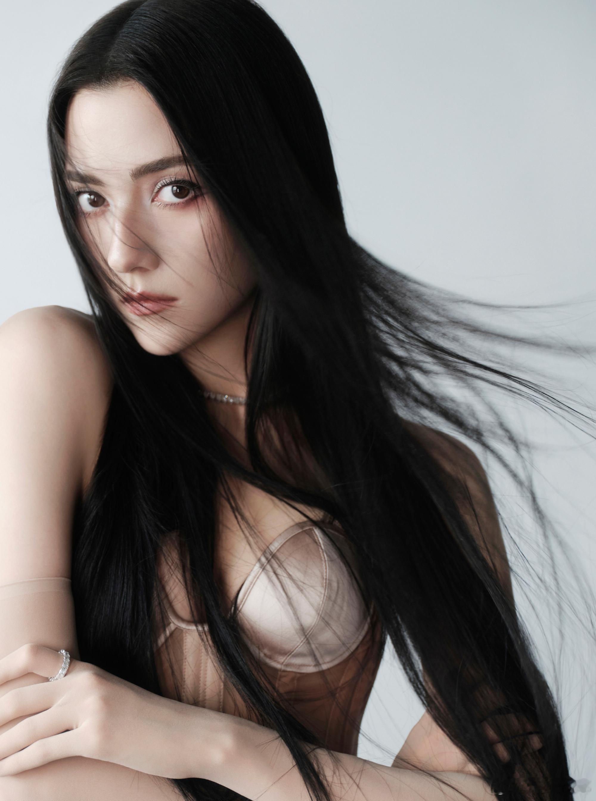 娜然好优越的骨相看到娜然ELLE出发图，我直接尖叫！这骨相太优越，下颚线又A又飒