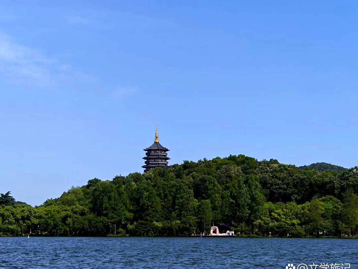 玄武湖输给西湖，真的是因为缺文化？别逗了。一个湖想火，得有故事。西湖有白娘子，断
