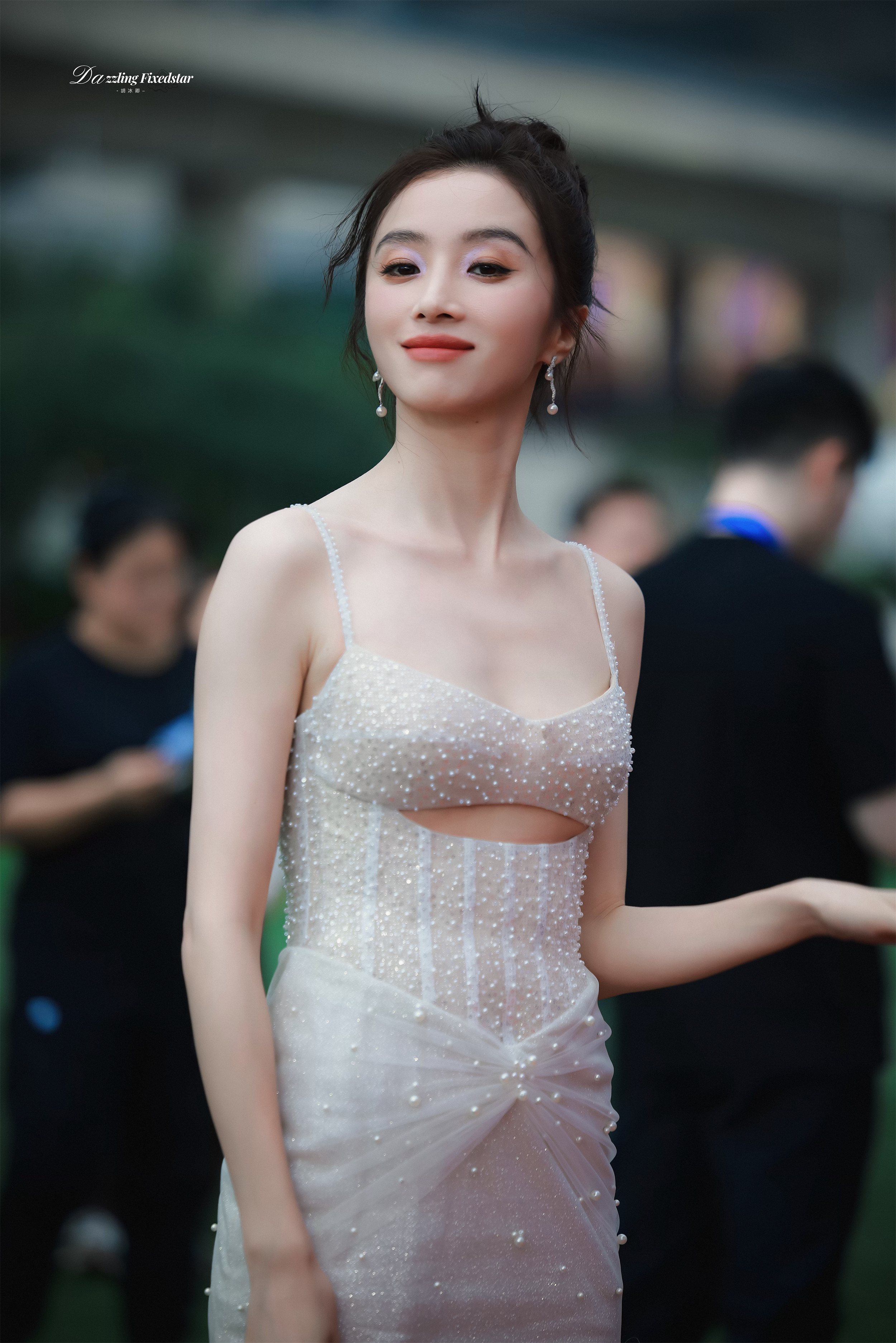 胡冰卿魅力穿搭写真，一身白色礼裙，五官精致妆容淡雅好迷人。胡冰卿