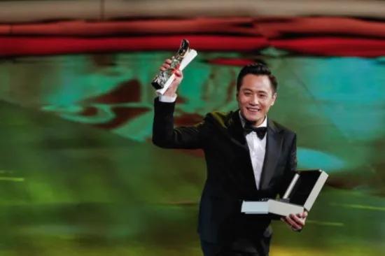 刘烨颁奖典礼直播刷屏！影帝状态在线，一细节圈粉无数昨晚，首届CMG中国电影