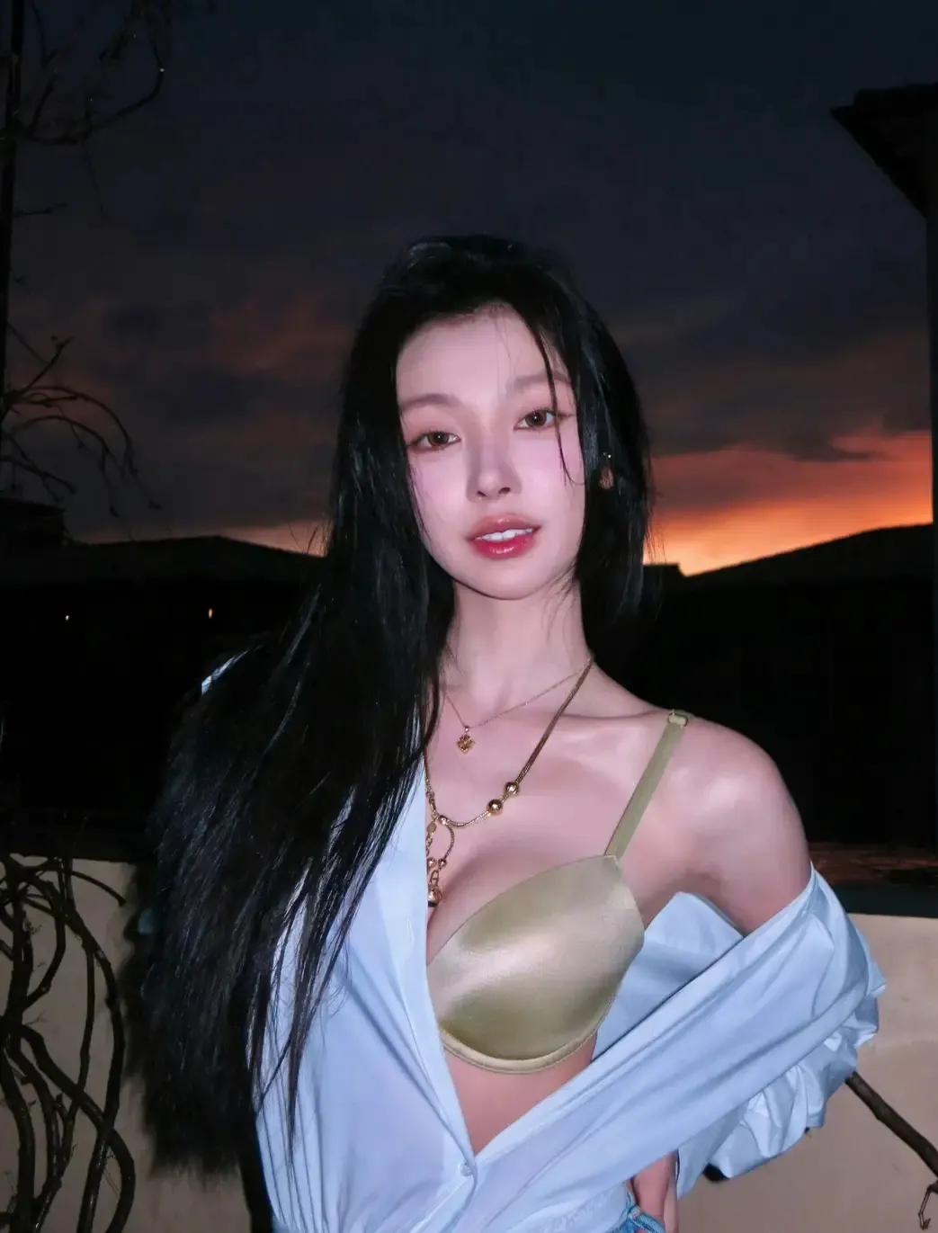 易梦玲这穿搭，是把“纯欲感”焊在审美上了吧！白衬衫敞着搭金光内衣，暮色一衬