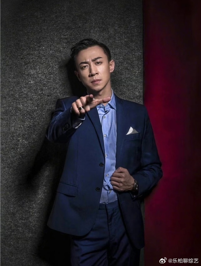 张维伊早期时尚硬照张维伊早期时尚硬照，看上去还是挺不错的呀，其实我觉得他早期