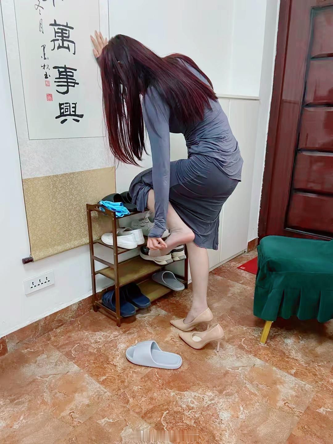 深圳白领小姐姐，周末见人不如搞卫生。