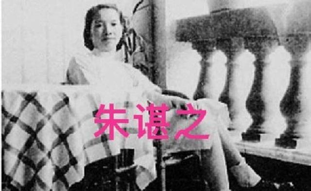 1950年，台湾，一名女地下党朱谌之在宿舍被捕，临走请求拿件衣服。她准备利