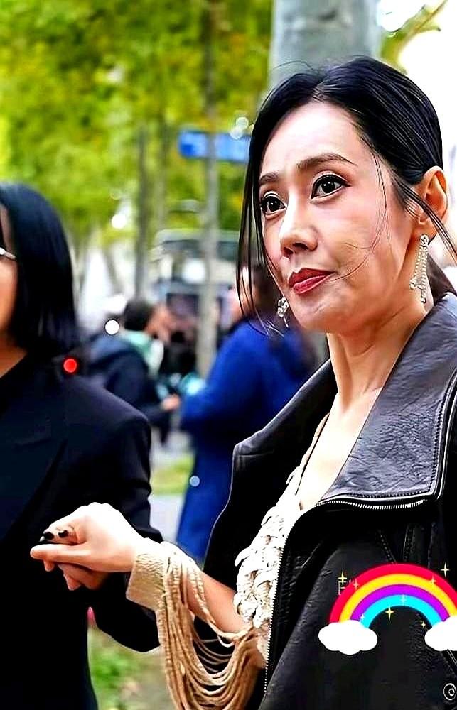46岁的秋瓷炫，彻底撕下了中年女人的“遮羞布”。她在机场刷爆老公的卡，让于晓光
