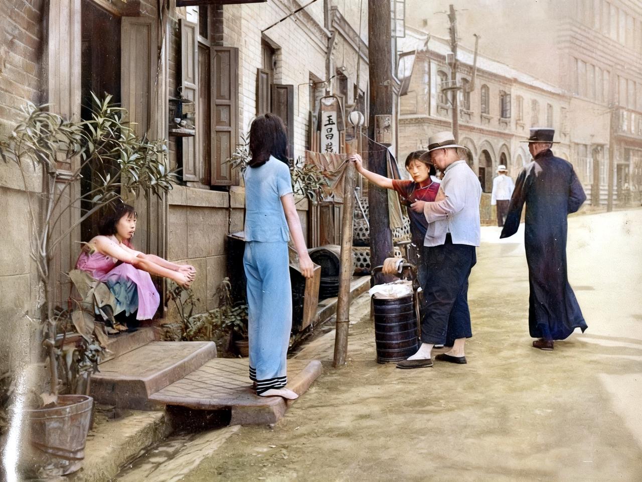 抗战时期的武汉街头，一天清晨，日本摄影师在汉口一家青楼门前捕捉到的场景。画面