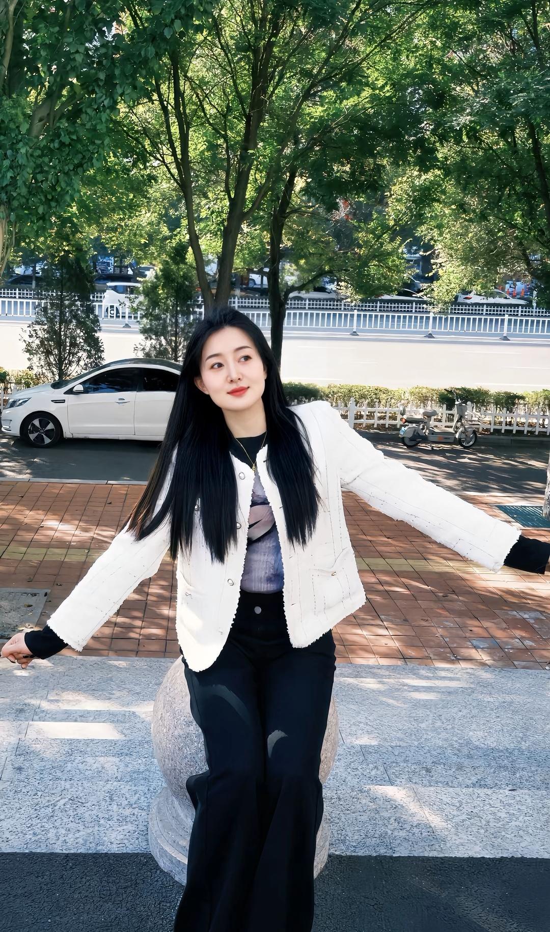 阳光明媚的午后，白衬衫黑裤子的时尚穿搭，树荫下享受宁静时光。