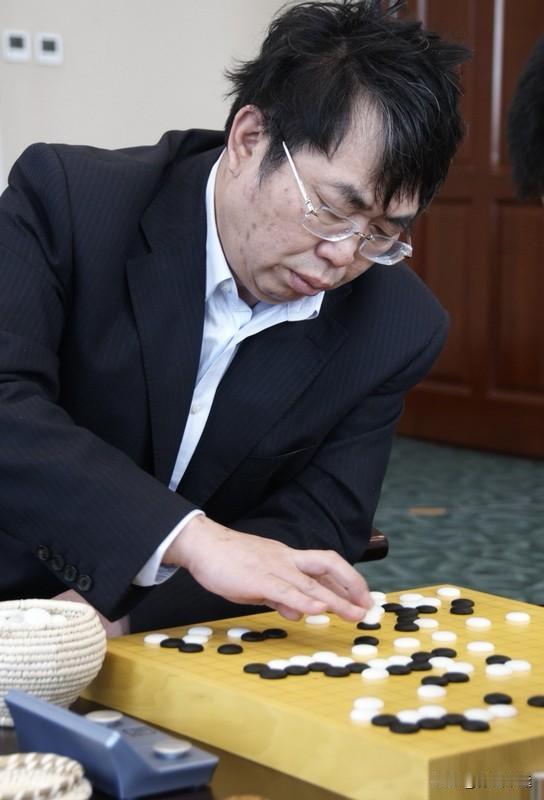 新中国十大高手在世界棋坛各有精彩。先说世界冠军数量，古力和柯洁是八冠王，实力