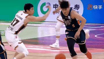 我一直觉得陈家政会是广东队下一个挑大梁的人。他的突破和三分都挺稳的，现在缺的就