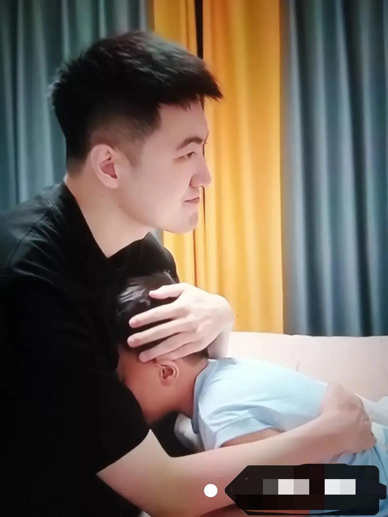 泪奔!失妻之痛,痛一生!妈妈得癌症去世七日后,儿子问爸爸说:这几天咋不见你去医