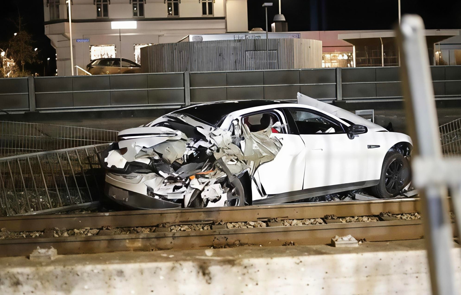 丹麦一辆小鹏P7在铁路道口遭遇火车撞击，是的大伙在电影里看到的场景，真实出现了，