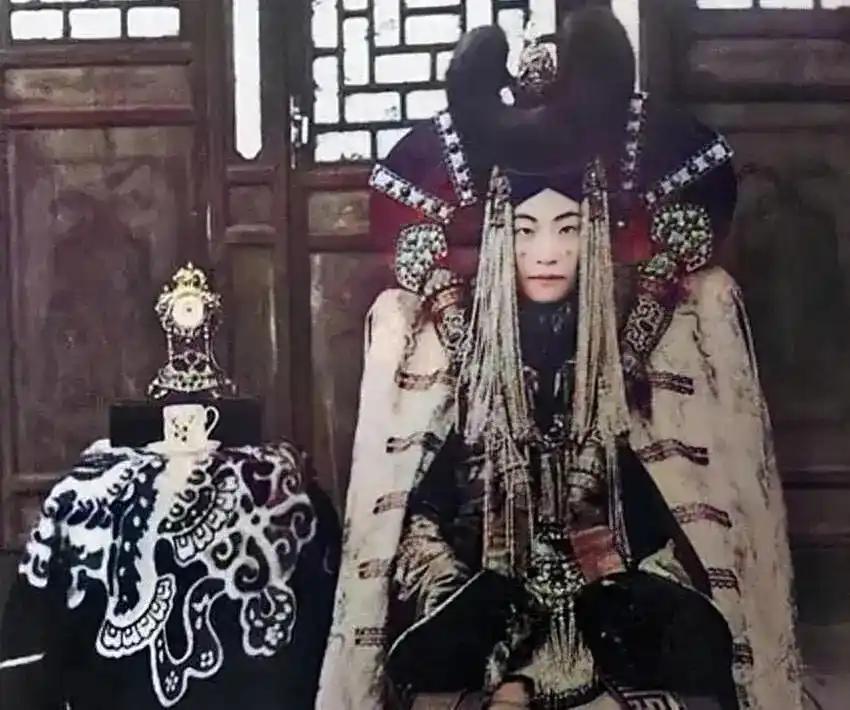 1938年，斯大林下令处决外蒙古的末代皇后，在执行死刑前，皇后格嫩皮勒却开始精心