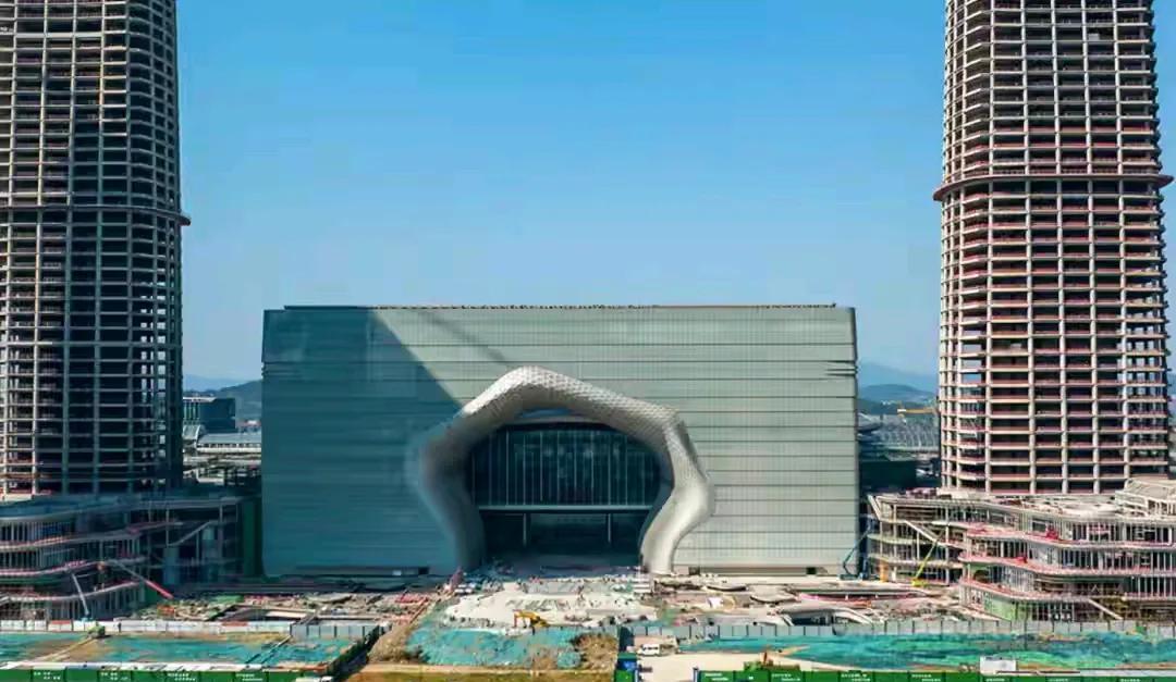 这是程泰宁有院士设计的杭州西站的地标建筑-西站云门。取自“天圆地方”的设计理念