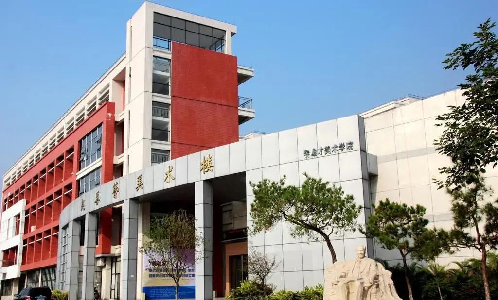 广东排名前列的二本高校肇庆学院今年大幅扩招，估分500分左右的学子有福了。根据最