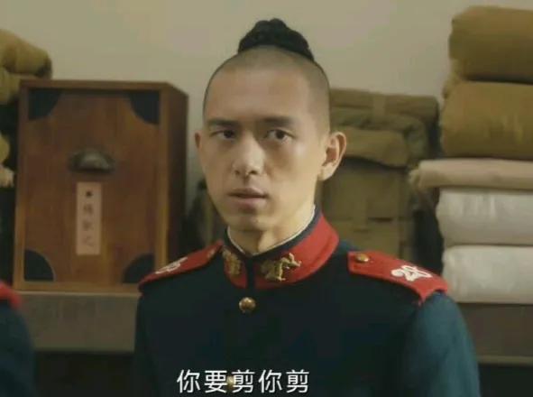 也只有李现能驾驭这个发型了！李现主演的《人生若如初见》终于再度开播，最让人津