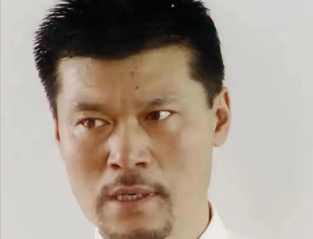 看着面熟吗？出道40多年，拍了70多部剧，这位大哥低调没绯闻，属于戏红人不红，很